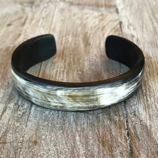 Armband buffelhoorn hoog 1.8cm. Matte finish. Zeer licht in gewicht.