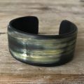 Armband buffelhoorn, hoogte 3cm. Matte afwerking. Licht in gewicht.