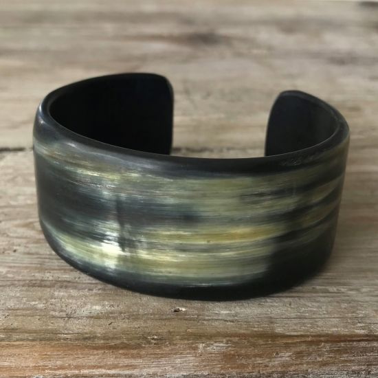 Armband buffelhoorn, hoogte 3cm. Matte afwerking. Licht in gewicht.