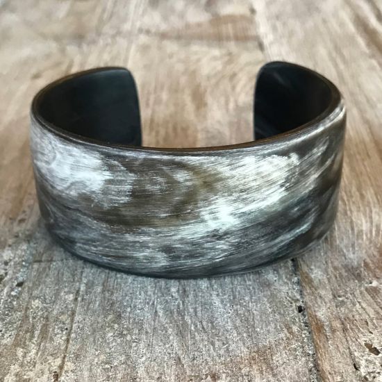 Armband buffelhoorn, hoogte 3cm. Matte afwerking. Licht in gewicht.