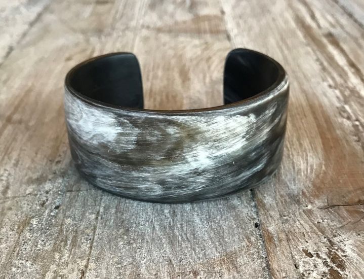 Armband buffelhoorn , ? 6.5cm, hoogte 3cm. Matte afwerking. Licht in gewicht.