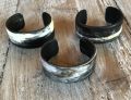 Armband buffelhoorn , ? 6.5cm, hoogte 3cm. Matte afwerking. Licht in gewicht.