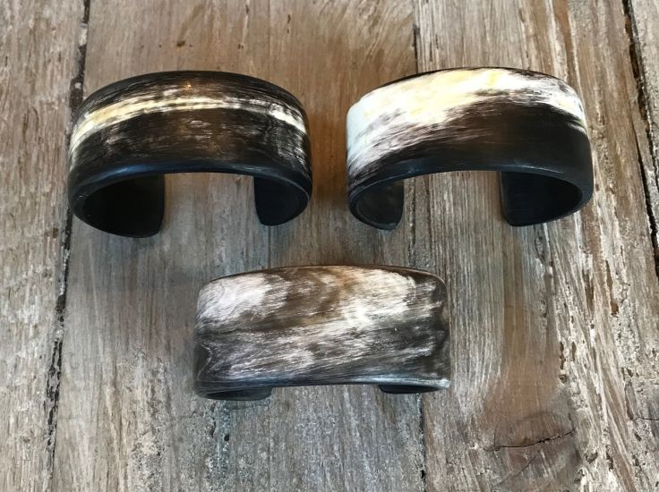 Armband buffelhoorn , ? 6.5cm, hoogte 3cm. Matte afwerking. Licht in gewicht.