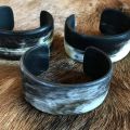 Armband buffelhoorn , ? 6.5cm, hoogte 3cm. Matte afwerking. Licht in gewicht.