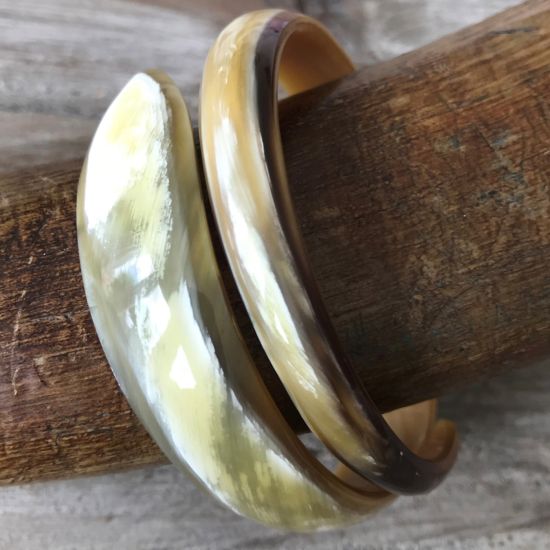 Stoere, sierlijke armband. Breedte 1.5 tot +/- 4cm. Matte finish, superlicht.