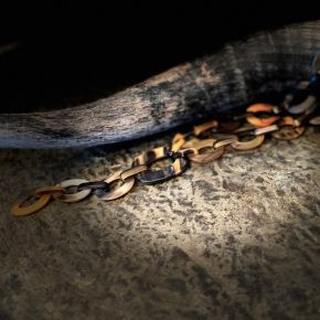 Stijlvol, handgemaakt collier. Buffelhoorn. Gemixte bruintintjes. Glans finish