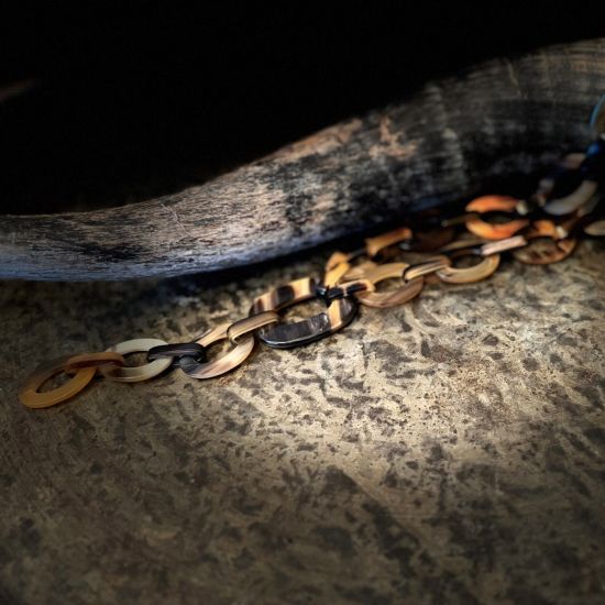 Stijlvol, handgemaakt collier. Buffelhoorn. Gemixte bruintintjes. Glans finish