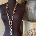 Stijlvol, handgemaakt collier. Buffelhoorn. Gemixte bruintintjes. Glans finish