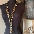 Stijlvol, handgemaakt collier. Buffelhoorn. Gemixte bruintintjes. Glans finish