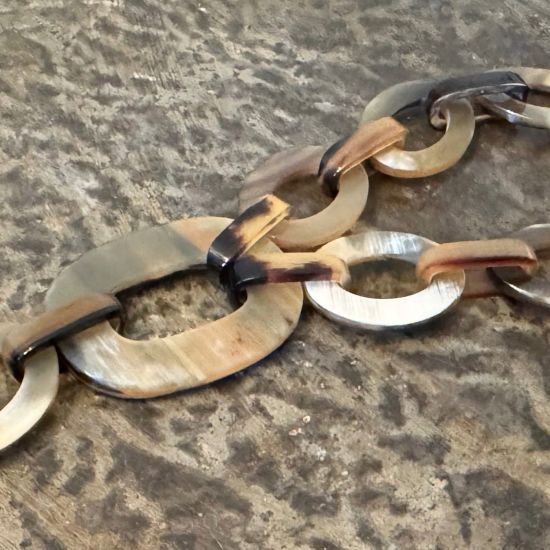 Stijlvol, handgemaakt collier. Buffelhoorn. Gemixte bruintintjes. Glans finish