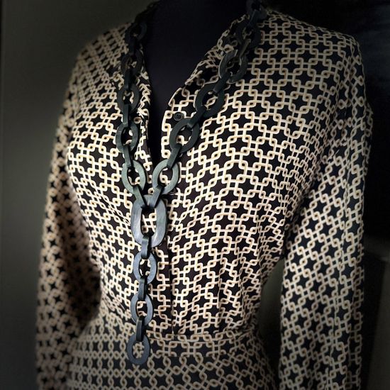 Sierlijk handgemaakt, buffelhoorn collier. Gemengde tintjes, basis zwart. Mat, Lichtgewicht.