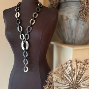 Sierlijk handgemaakt, buffelhoorn collier. Gemengde tintjes, basis zwart. Mat, Lichtgewicht.