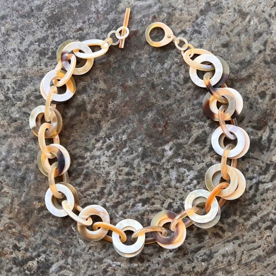 Handgemaakte buffelhoorn ketting met dubbele ronde schakels 63cm. Blond, bruine tintjes. Glans