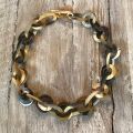 Handgemaakt, mat buffelhoorn collier met dubbele schakels, 63cm. Basis: donkere tinten. Lichtgewicht.