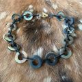 Handgemaakt, mat buffelhoorn collier met dubbele schakels, 63cm. Basis: donkere tinten. Lichtgewicht.