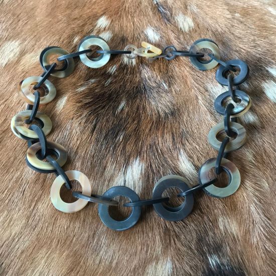 Handgemaakt, mat buffelhoorn collier met dubbele schakels, 63cm. Basis: donkere tinten. Lichtgewicht.
