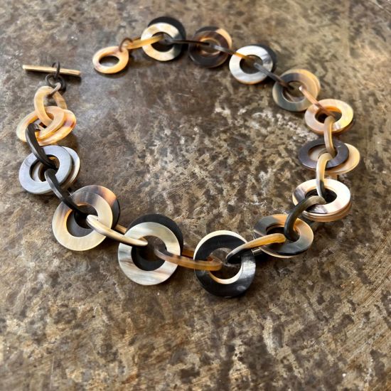 Handgemaakt, mat buffelhoorn collier met dubbele schakels, 63cm. Basis: donkere tinten. Lichtgewicht.