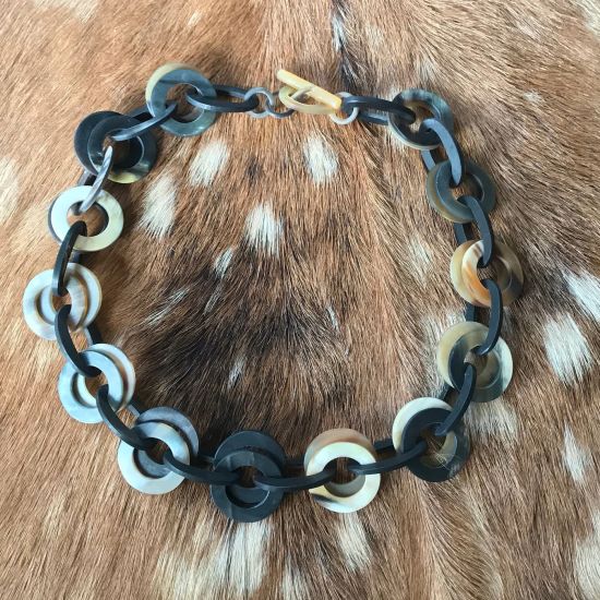 Handgemaakt, mat buffelhoorn collier met dubbele schakels, 63cm. Basis: donkere tinten. Lichtgewicht.