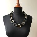 Handgemaakt, mat buffelhoorn collier met dubbele schakels, 63cm. Basis: donkere tinten. Lichtgewicht.