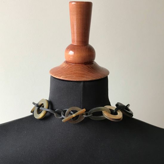 Handgemaakt, mat buffelhoorn collier met dubbele schakels, 63cm. Basis: donkere tinten. Lichtgewicht.