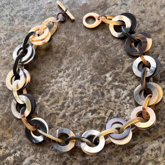 Handgemaakt, mat buffelhoorn collier met dubbele schakels, 63cm. Basis: donkere tinten. Lichtgewicht.