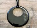 Handgemaakte hanger buffelhoorn. 8 cm, Gevarieerde tinten. Glans finish. Lichtgewicht. koord 100cm