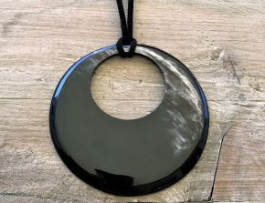 Handgemaakte hanger buffelhoorn. 8 cm, Gevarieerde tinten. Glans finish. Lichtgewicht. koord 100cm