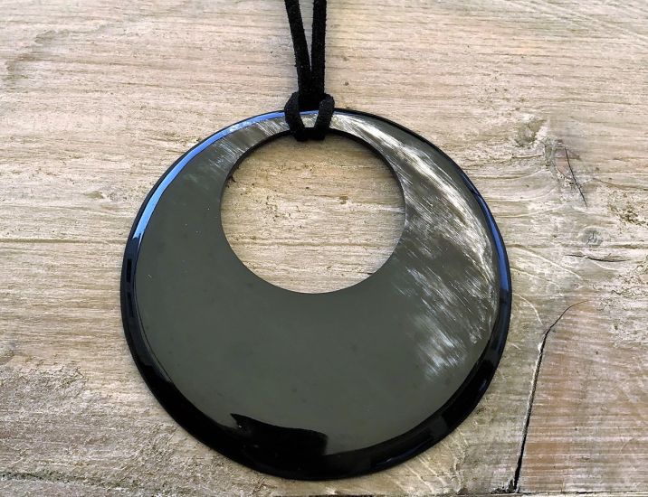 Handgemaakte hanger buffelhoorn. 8 cm, Gevarieerde tinten. Glans finish. Lichtgewicht. koord 100cm