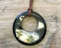 Handgemaakte hanger buffelhoorn. 8 cm, Gevarieerde tinten. Glans finish. Lichtgewicht. koord 100cm