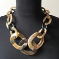 Mooi handgemaakt buffelhoorn schakelcollier, 60cm. Gemixte tintjes. Shiny finish. Lichtgewicht.