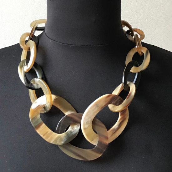 Mooi handgemaakt buffelhoorn schakelcollier, 60cm. Gemixte tintjes. Shiny finish. Lichtgewicht.