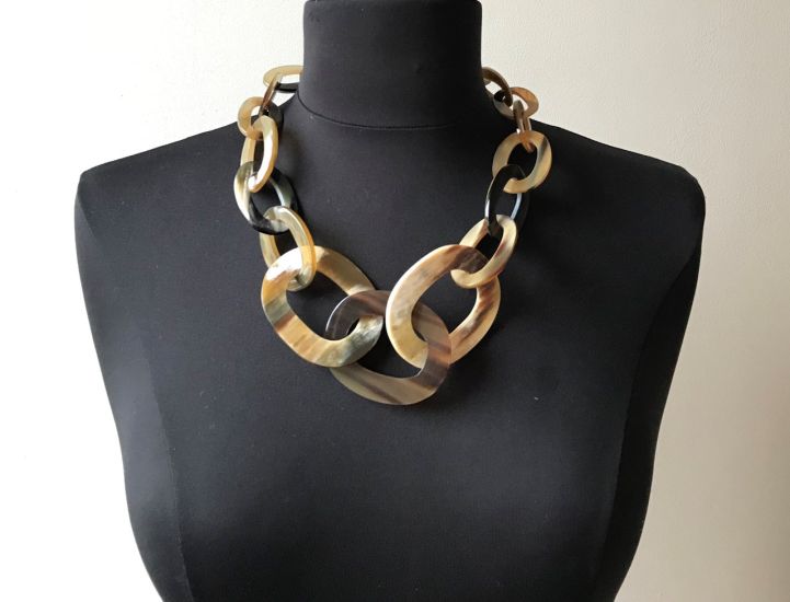 Mooi handgemaakt buffelhoorn schakelcollier, 60cm. Gemixte tintjes. Shiny finish. Lichtgewicht.