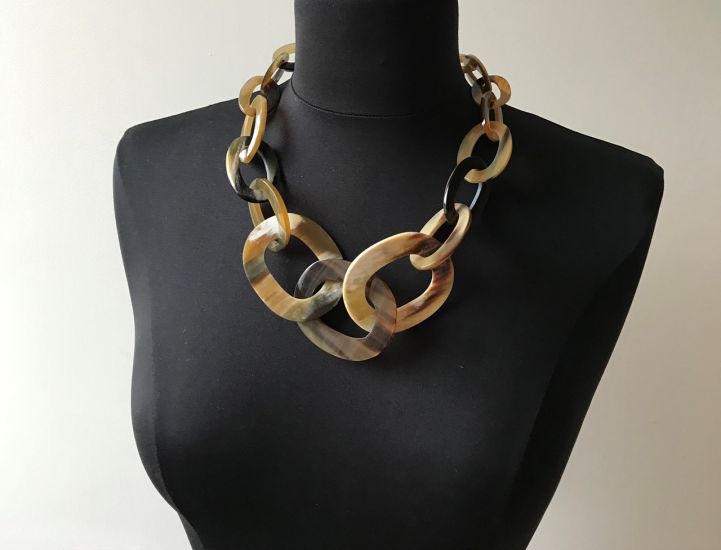 Mooi handgemaakt buffelhoorn schakelcollier, 60cm. Gemixte tintjes. Shiny finish. Lichtgewicht.