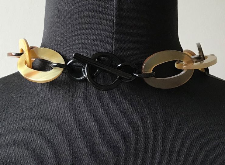 Mooi handgemaakt buffelhoorn schakelcollier, 60cm. Gemixte tintjes. Shiny finish. Lichtgewicht.