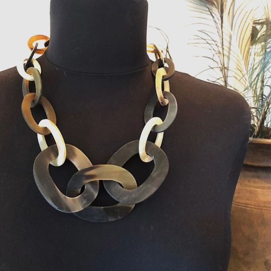 Stoer, handgemaakt buffelhoorn schakelcollier 60cm. Gemixte tintjes, matte finish.