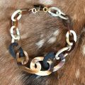 Stoer, handgemaakt buffelhoorn schakelcollier 60cm. Gemixte tintjes, matte finish.