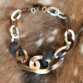 Stoer, handgemaakt buffelhoorn schakelcollier 60cm. Gemixte tintjes, matte finish.