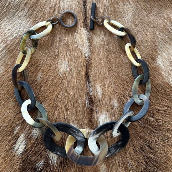 Stoer, handgemaakt buffelhoorn schakelcollier 60cm. Gemixte tintjes, matte finish.