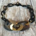 Stoer, handgemaakt buffelhoorn schakelcollier 60cm. Gemixte tintjes, matte finish.