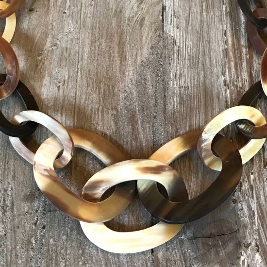 Stoer, handgemaakt buffelhoorn schakelcollier 60cm. Gemixte tintjes, matte finish.