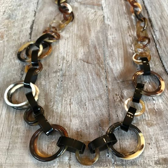 Handgemaakt buffelhoorn collier. Gevarieerde tinten. Glans finish, lichtgewicht. Lengte 116cm
