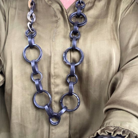 Stoere handgemaakte ketting buffelhoorn. Zwart geaderd. Matte finish. Lichtgewicht. Lengte 116 cm.