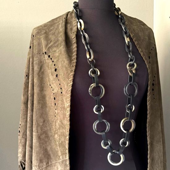 Stoere handgemaakte ketting buffelhoorn. Zwart geaderd. Matte finish. Lichtgewicht. Lengte 116 cm.
