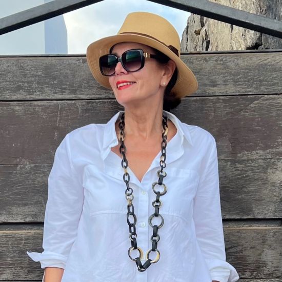 Stoere handgemaakte ketting buffelhoorn. Zwart geaderd. Matte finish. Lichtgewicht. Lengte 116 cm.