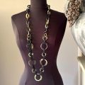 Stoere handgemaakte ketting buffelhoorn. Zwart geaderd. Matte finish. Lichtgewicht. Lengte 116 cm.