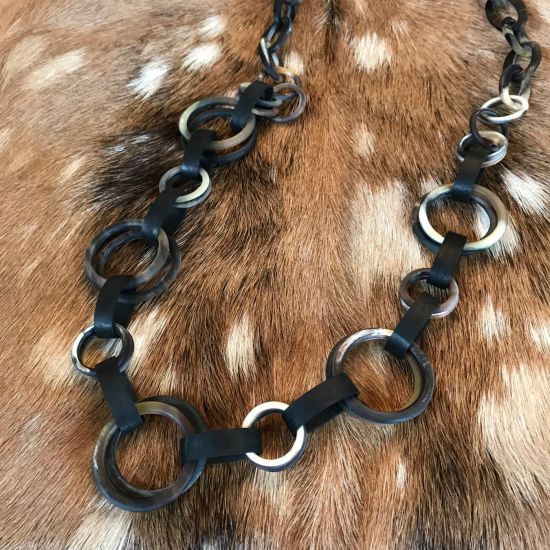 Stoere handgemaakte ketting buffelhoorn. Zwart geaderd. Matte finish. Lichtgewicht. Lengte 116 cm.