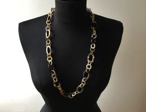 Sierlijke handgemaakte buffelhoorn ketting. Lichte tintjes. Shiny finish, lichtgewicht. Lengte 80cm.