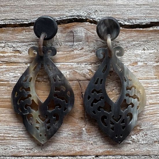 Sierlijk bewerkte buffelhoorn oorbellen 7.3x3.7 cm. Kleurvariaties. Matte finish. Lichtgewicht.