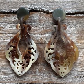 Sierlijk bewerkte buffelhoorn oorbellen 7.3x3.7 cm. Kleurvariaties. Matte finish. Lichtgewicht.