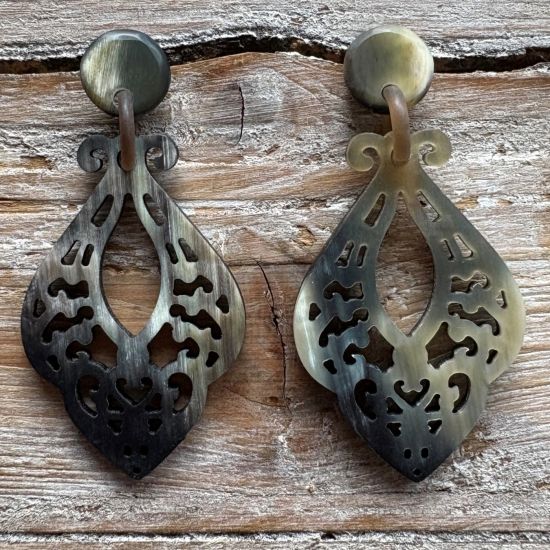 Sierlijk bewerkte buffelhoorn oorbellen 7.3x3.7 cm. Kleurvariaties. Matte finish. Lichtgewicht.